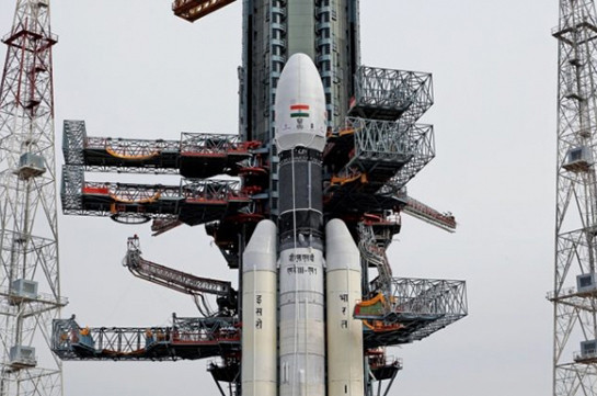 Индия запустила к Луне станцию с луноходом