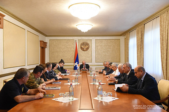 Бако Саакян провел совещание с участием предводителя Арцахской епархии, членами Совета безопасности и представителями политических партий