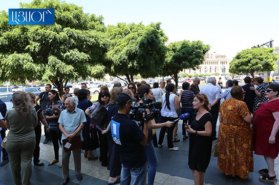Преподаватели экономического университета проводят акцию протеста перед зданием правительства Армении