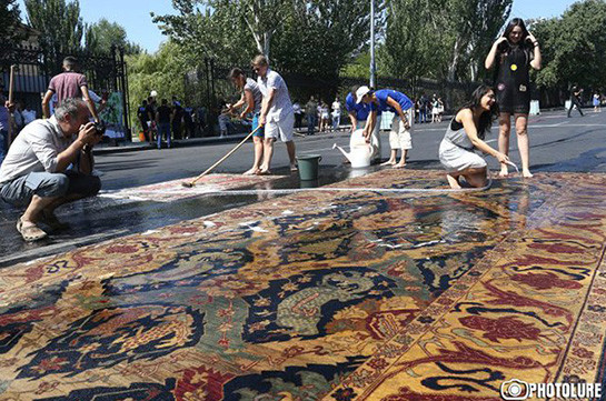 Для мытья ковров на проспекте Баграмяна в день Вардавара было предоставлено около 5 млн. драмов – «168 жам»