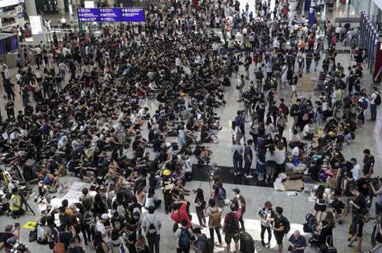 Сотни демонстрантов проводят акцию протеста в аэропорту Гонконга