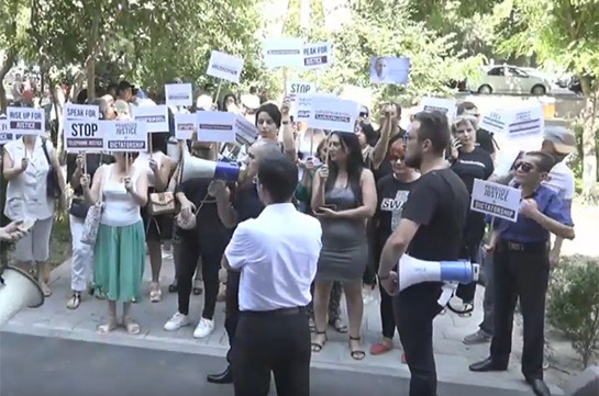 Сторонники Роберта Кочаряна провели акцию перед офисом Защитника прав человека Армении