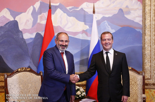 Пашинян и Медведев обсудили вопросы сотрудничества в сферах газа, атомной энергетики, авиаперевозок