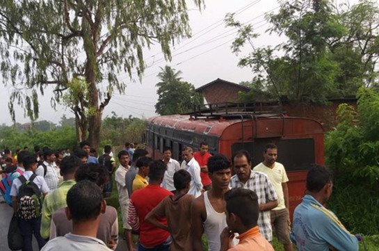 Автобус со школьниками рухнул в реку на западе Индии