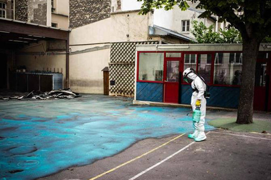 В Париже началась операция по очистке кварталов у Нотр-Дама от загрязнения свинцом