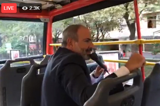 Նիկոլ Փաշինյանը զբոսաշրջիկների հետ շրջում է տուրիստական ավտոբուսով՝ նրանց պատմելով տեսարժան վայրերի մասին (Տեսանյութ)