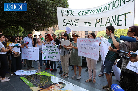 Экологи проводят акцию протеста перед зданием правительства Армении