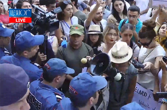 Полицейские не разрешают активистам-экологам войти в здание правительства