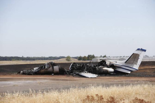 В калифорнийском аэропорту самолет сгорел на взлетной полосе