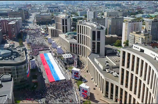 В Москве развернули триколор-рекордсмен площадью более 2 500 кв. м (Видео)