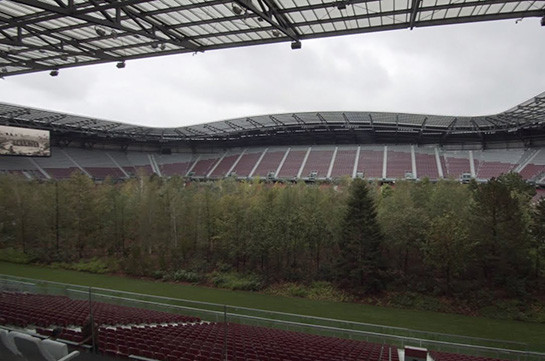 30-тысячный стадион под лес- в Австрии футбольное поле засадили деревьями