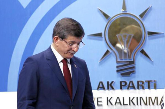 Экс-премьер Турции ушел из партии Эрдогана