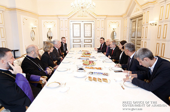 Նիկոլ Փաշինյանը հանդիպում է ունեցել Գերմանիայի պաշտոնաթող նախագահ Հանս Յոահիմ Գաուկի հետ