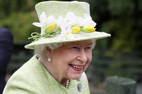 Մեծ Բրիտանիայի թագուհին զրկվել է անձնական բարից շքախմբի հարբեցողության պատճառով