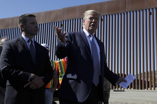 Трамп оставил автограф на стене на границе с Мексикой