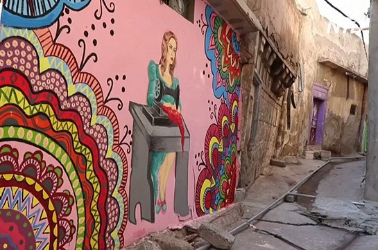 Молодые художники создают картины на стенах разрушенных зданий Мосула (Видео)