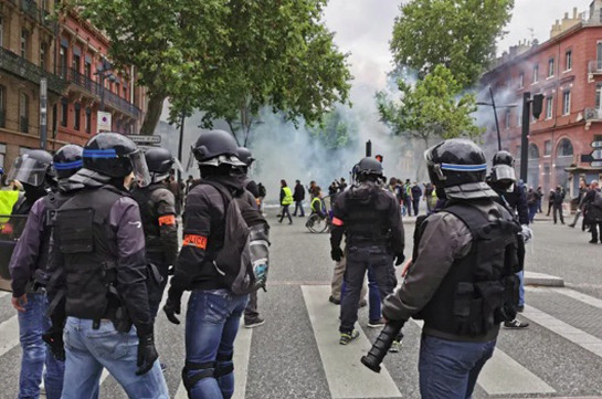 Փարիզում ոստիկաններն արցունքաբեր  գազ են կիրառել «դեղին բաճկոններին» ցրելու համար