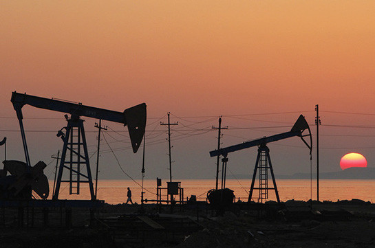 Мировые цены на нефть незначительно снижаются