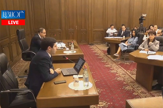 В парламенте Армении обсуждается проект решения о прекращении полномочий председателя Конституционного суда Грайра Товмасяна