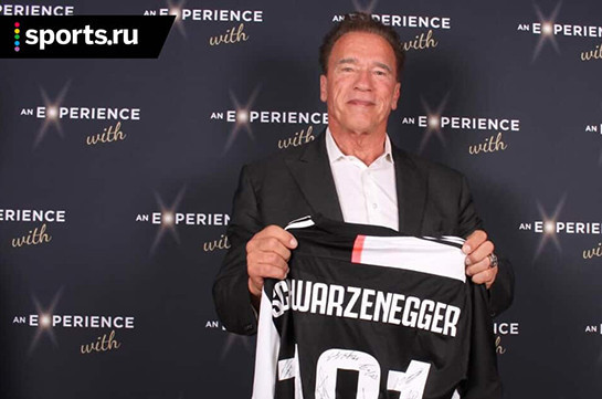 «Ювентус» подарил Шварценеггеру футболку клуба с автографами игроков