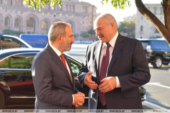 Лукашенко Пашиняну: Так сложилось, что вы у меня очень хороший друг, и президент Азербайджана хороший друг. Ну, и что мне сегодня делать? (Видео)