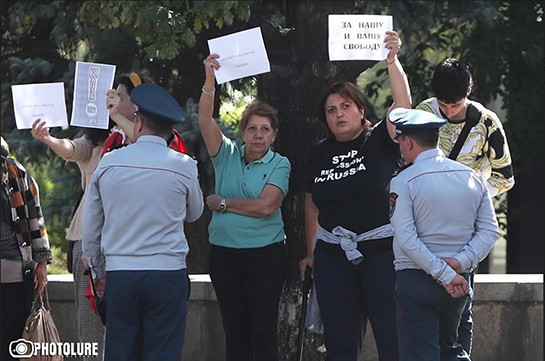 Как активистам удалось провести антироссйскую акцию перед резиденцией на Баграмяна 26
