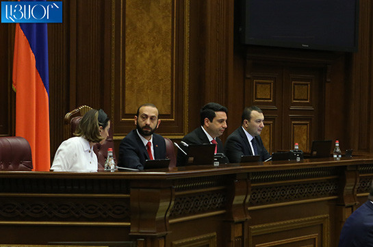 Парламент обсуждает вопрос прекращения полномочий Грайра Товмасяна