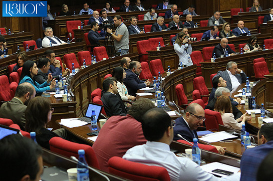В парламенте проходит голосование по вопросу прекращения полномочий Грайра Товмасяна