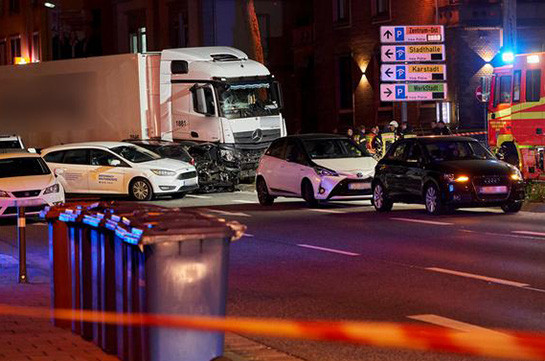На западе Германии грузовик протаранил припаркованные машины