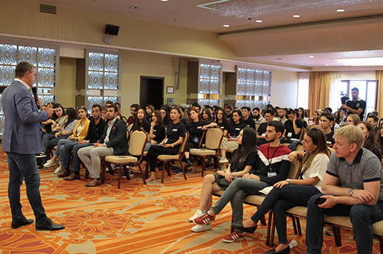 Гендиректор Beeline выступил с лекцией перед участниками Международной школы молодых лидеров