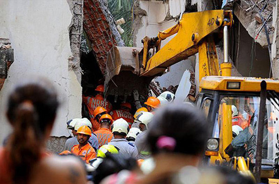 В результате обрушения здания в Индии погибли десять человек