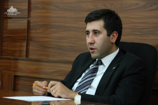 Рубен Меликян призвал правозащитников собраться во время допроса дочерей Грайра Товмасяна у здания СНБ Армении
