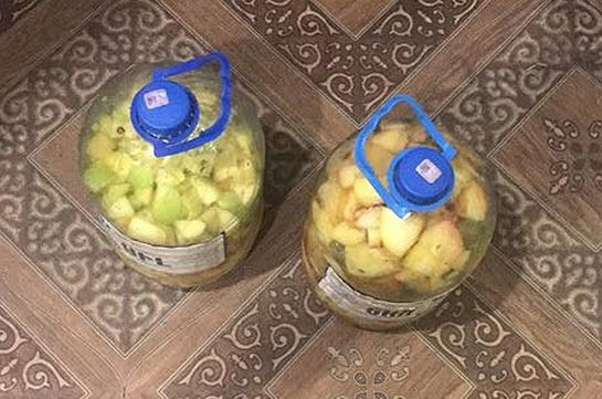 «Հրազդան» ՔԿՀ-ի խցերից մեկում հայտնաբերվել է 10 լիտր ինքնաթոր ոգելից խմիչք (Lուսանկարներ)