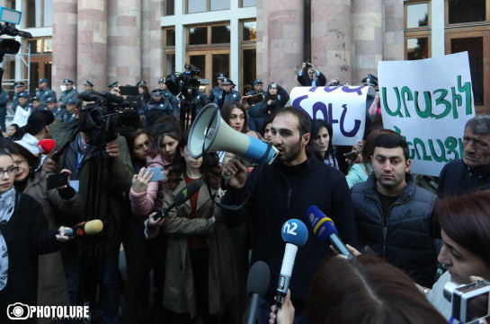 Students gather in front of government building demanding Arayik Harutyunyan’s resignation