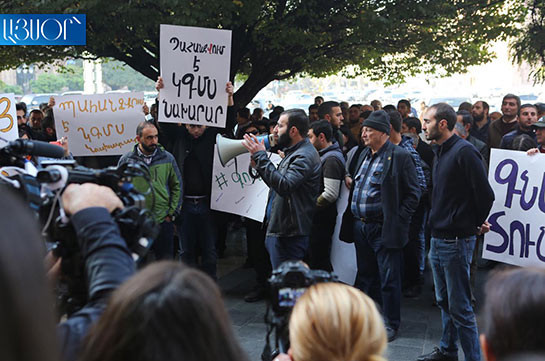 Требующие отставки Араика Арутюняна студенты объявили бессрочный сидячий пикет