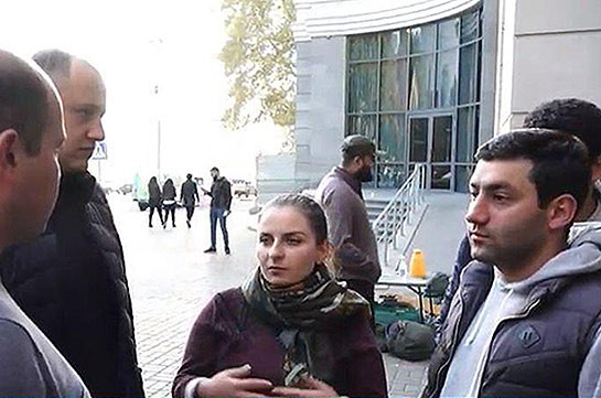 Грант Мелик-Шахназарян и Мигран Акопян встретились с требующими отставки Араика Арутюняна студентами