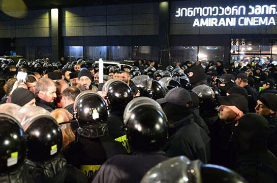В Грузии задержали 27 протестующих против показа фильма про геев