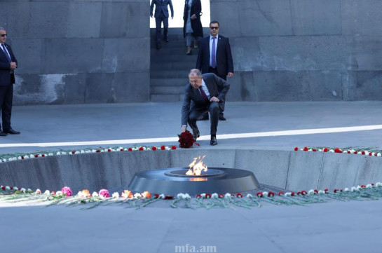 Сергей Лавров возложил венок к памятнику жертвам Геноцида армян (Фото)