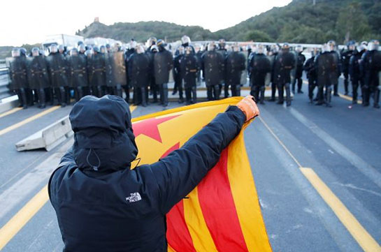 Сторонники независимости Каталонии блокировали дорогу на границе с Францией