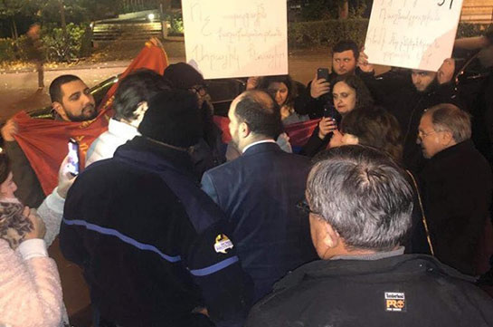 Армянская молодежь Франции встретила Араика Арутюняна акцией протеста – Yerkir.am