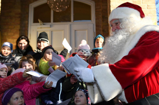 Санта-Клаус открыл почтовое отделение в Германии (Видео)