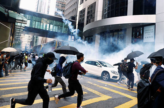 В Гонконге у университета, где засели протестующие, начался пожар