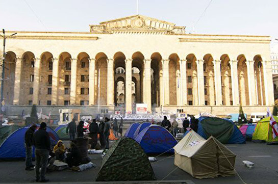 В Тбилиси митингующие расставили палатки у здания парламента