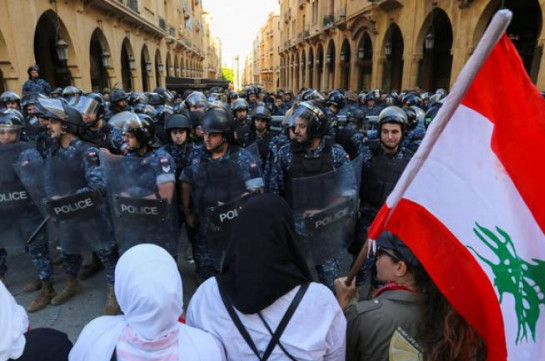 Шесть демонстрантов получили ранения в стычках с полицией в центре Бейрута