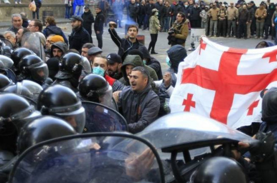 Десятерых участников акции протеста в Тбилиси отправили под арест