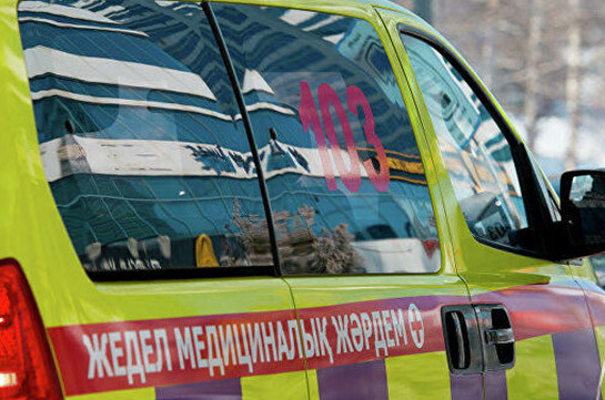 В Казахстане автомобиль врезался в остановку, три человека погибли
