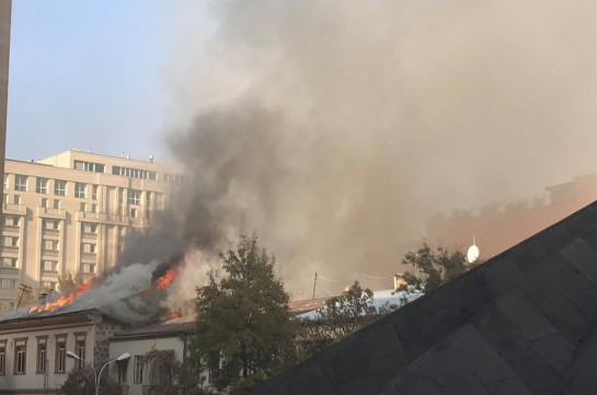 В центре Ереване горит ресторан «Долмама» (Фото)