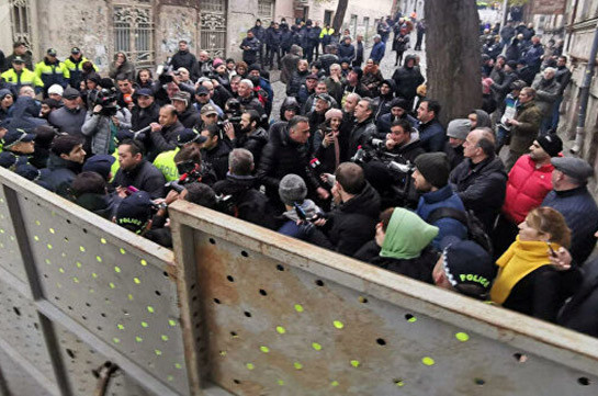 В Тбилиси оппозиционеры возобновили протесты у парламента