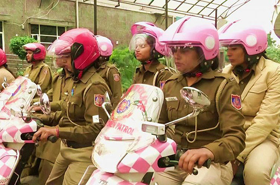 На розовых мотоциклах в защиту женщин (Видео)