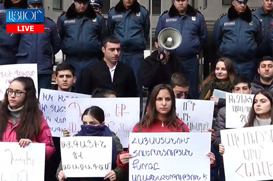 Young people of ARF-D youth union gather outside education ministry, demand meeting with Arayik Harutyunyan